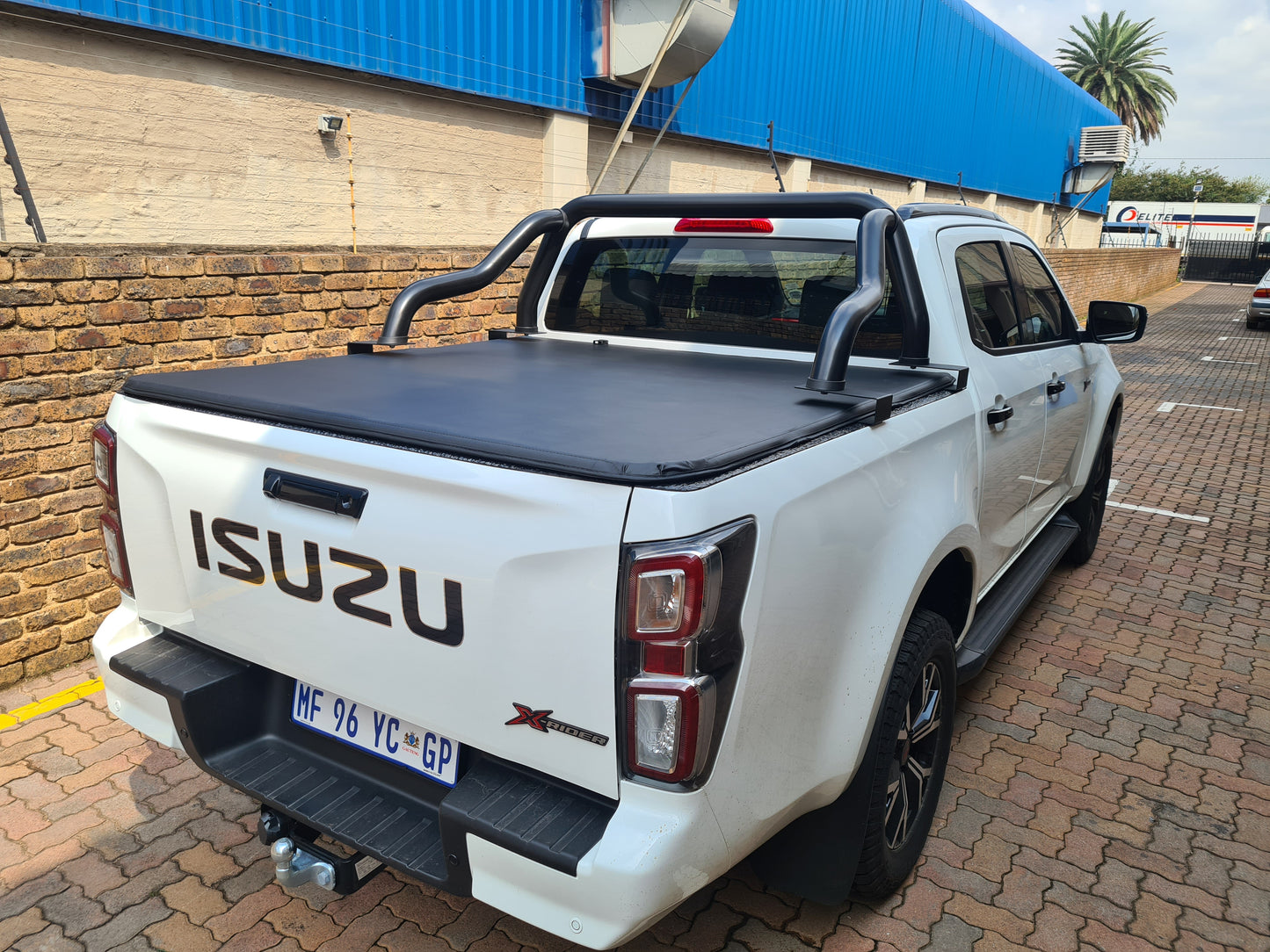 Trifold Hard Lockable Bakkie Tonneau Covers Isuzu