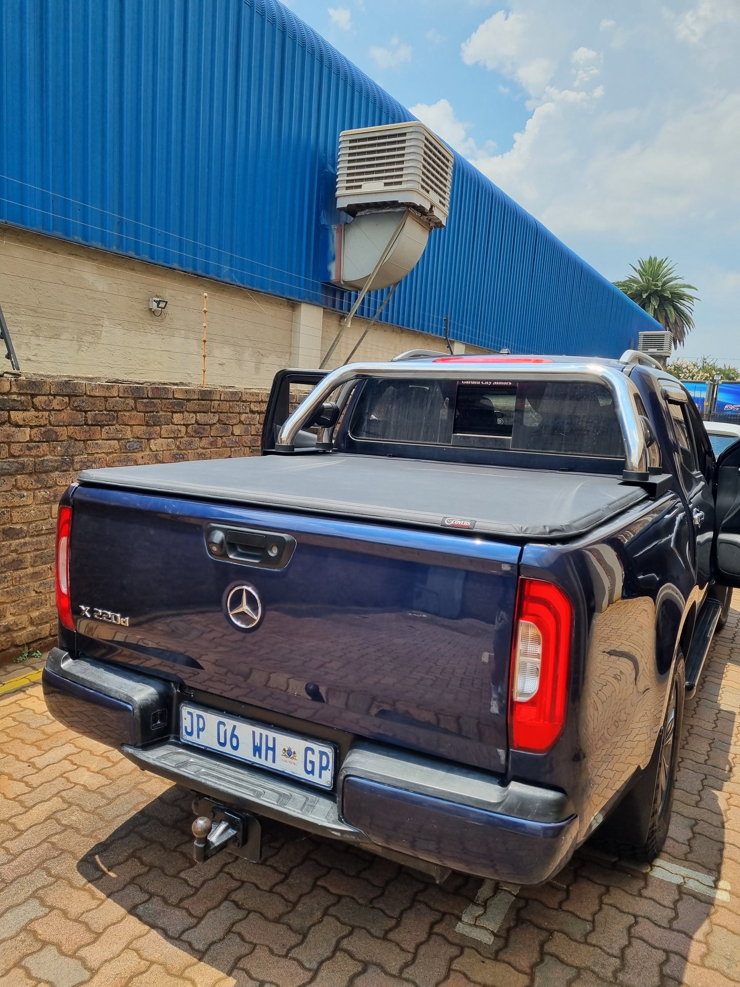 Trifold Hard Lockable Bakkie Tonneau Covers Mercedes Benz