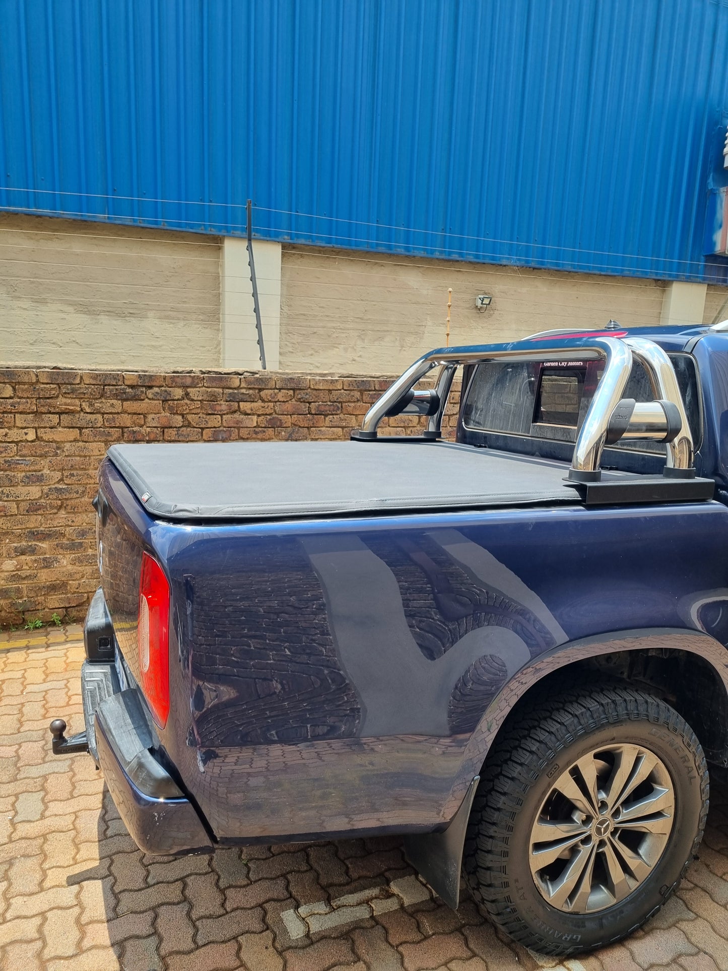 Trifold Hard Lockable Bakkie Tonneau Covers Mercedes Benz